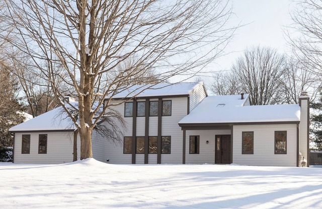 Spacious 5-bedroom Kalamazoo Contemporary Retreat