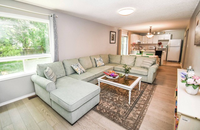 Spacious 5-Bedroom Vacation Home Near Lake Simcoe – Perfect for Family Gathering