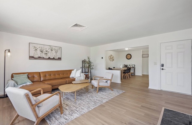Spacious 5B2B home 5 min to airport with AC, Game Room, Sleeps 16