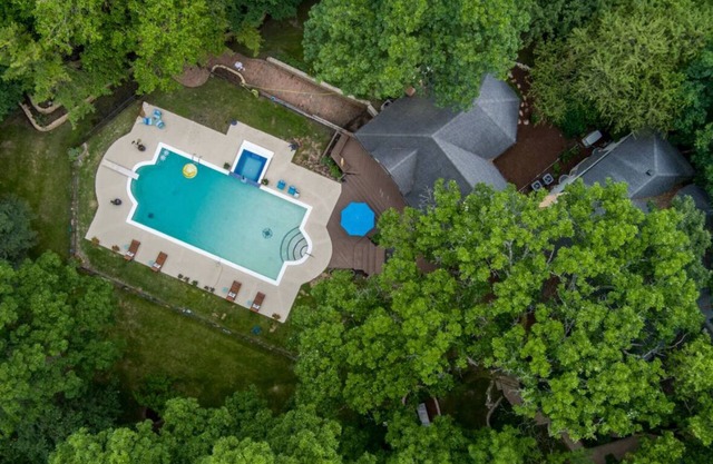Spacious 5bedroom house with Pool ,Pool house and jacuzzi in awesome St. Charles