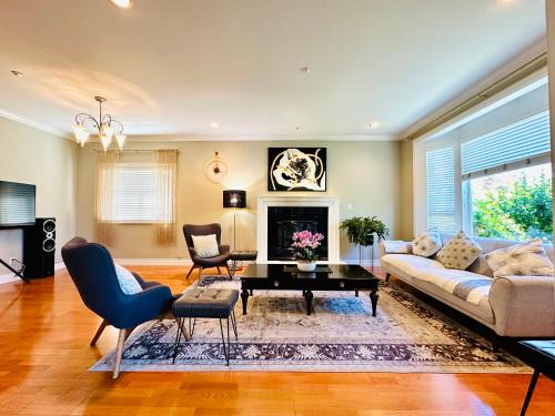 Spacious 5BR 3BA Guest Villa - 10 Min to DT - Pet Friendly, Free Parking