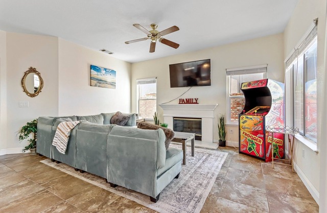 Spacious 5BR 3BR w Pool Table, Air Hockey, Games and more!