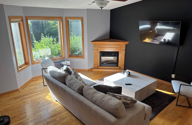 Spacious 5BR Getaway, Hot Tub + Cozy Vibes All Year Round