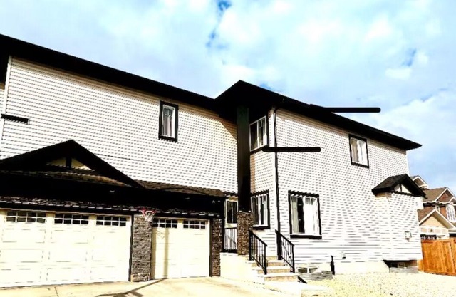 Spacious 5BR Home garage parking/sleeps13/Wifi