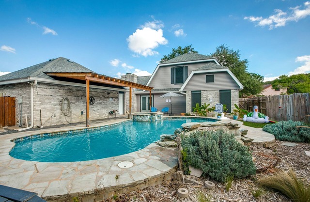 Spacious 5BR Retreat w/Pool, Hot Tub, Game Room & Pool Table - Sleeps 14