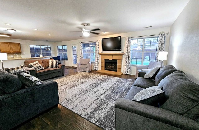 Spacious 5BR villa with backyard Oasis, Pool, Air hockey and high speed WiFi