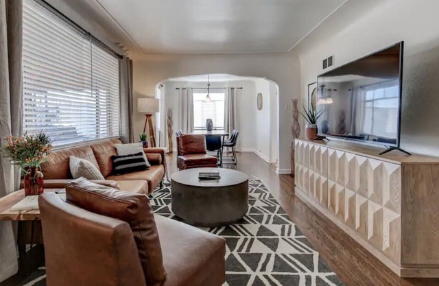 Spacious 5BR w/Backyard & Foosball - Dog friendly!