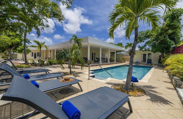 Spacious 5BR4.5BA w/Pool @ DownTown I Close2Beach