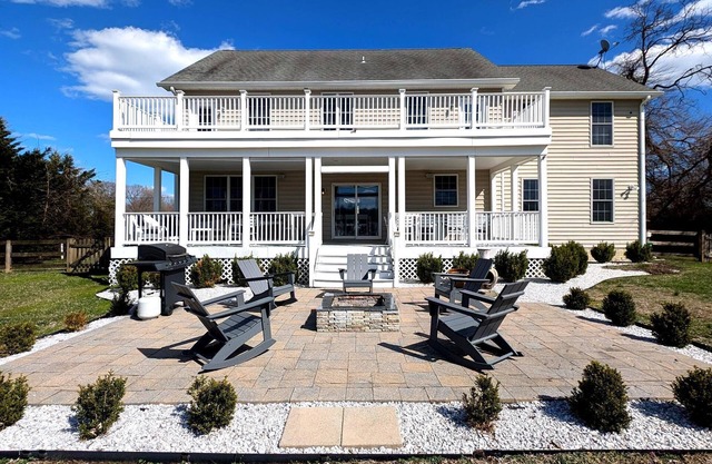 Spacious 6-bedroom country house on the water in beautiful Shady Side with WiFi