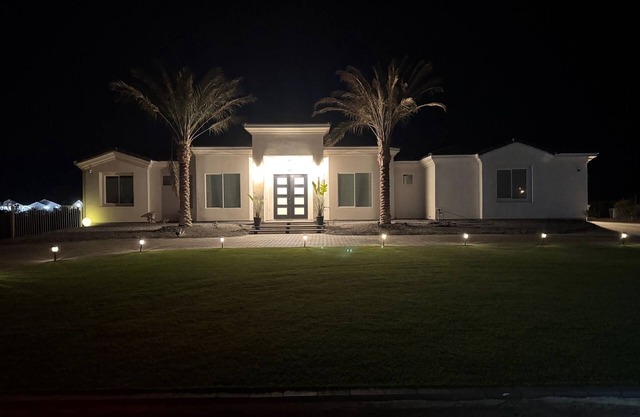 Spacious 6-bedroom house with AC, Large pool charming Buckeye