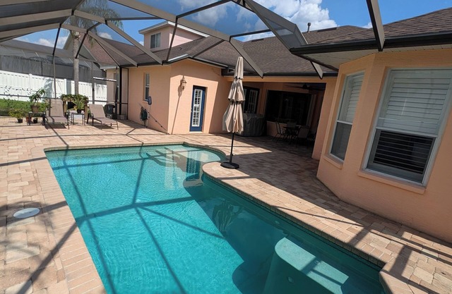 Spacious 6-bedroom oasis with in gated North Tampa Suburb
