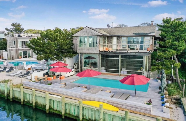 Spacious 6 Bedroom 6.5 Bath Pines house on the Bay w/AC, Heated Pool & Hot Tub