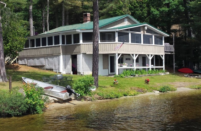 Spacious 6-bedroom waterfront home with WiFi, in beautiful Gray.