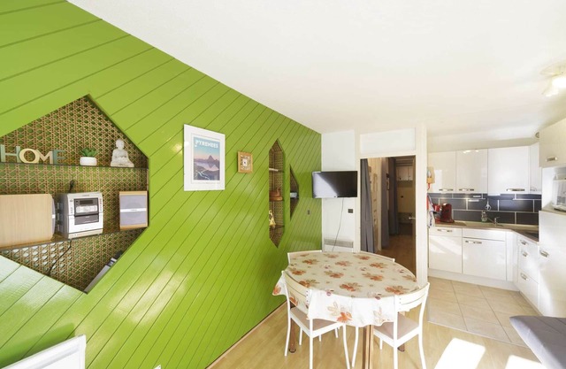 Spacious 6-person apartment with loggia in Gourette