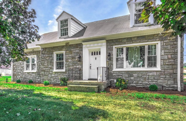 Spacious 6bdrm house with AC and WiFi/Family Friendly/HOT TUB