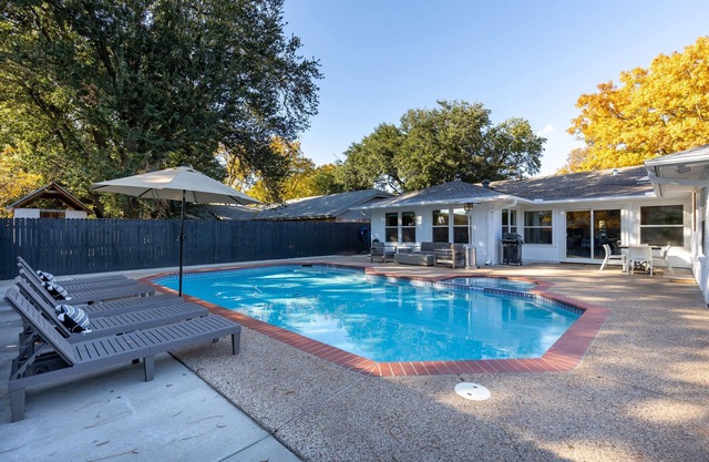 Spacious 6BR by AT&T Stadium Stockyard Heated Pool