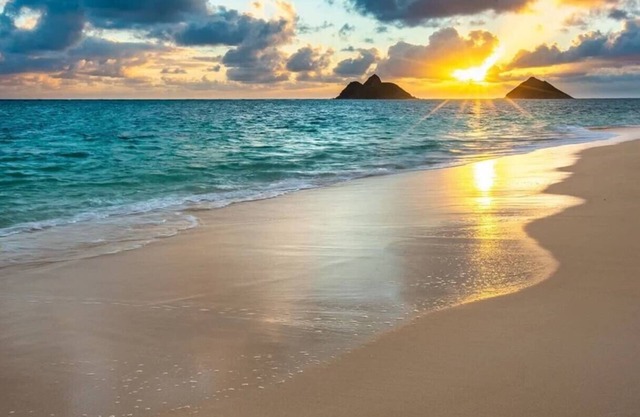Spacious 8-bedroom house with AC, WiFi in beautiful Kailua next to Lanikai Beach