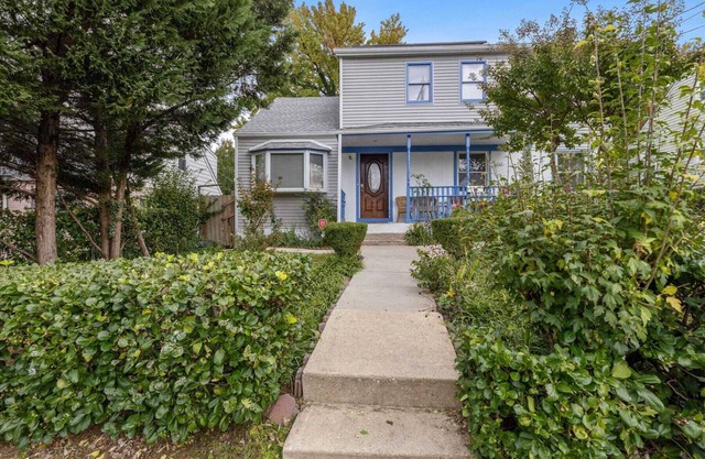 Spacious 8-bedroom house with AC and WiFi in charming Hyattsville