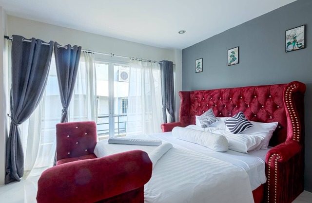 Spacious 8-bedroom villa in terrific Bangkok with AC, Peace full stay