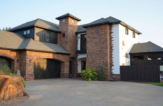 Spacious 8 Bedroom w/Swimming Pool & Indoor Basketball Court. Close to BPS