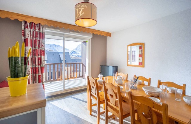 "Spacious 8-Person Apartment Near Peyragudes Slopes with Balcony & Free Parking"