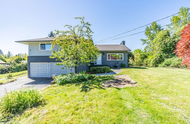 Spacious 8BR 4BA home, 5-min from SeaTac Int'l