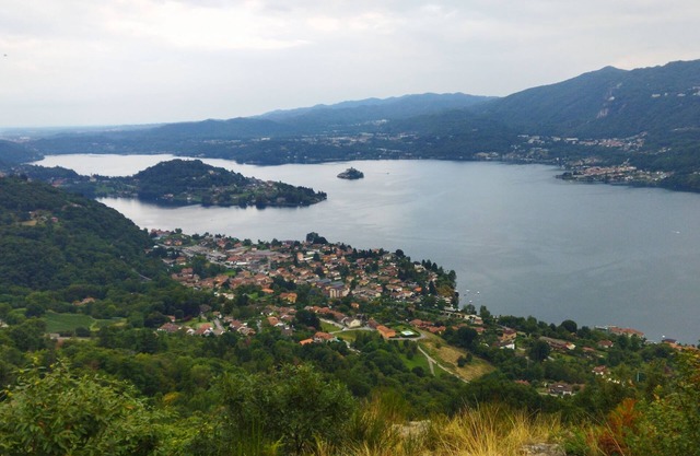 Spacious accommodation a stone's throw from Lake Orta