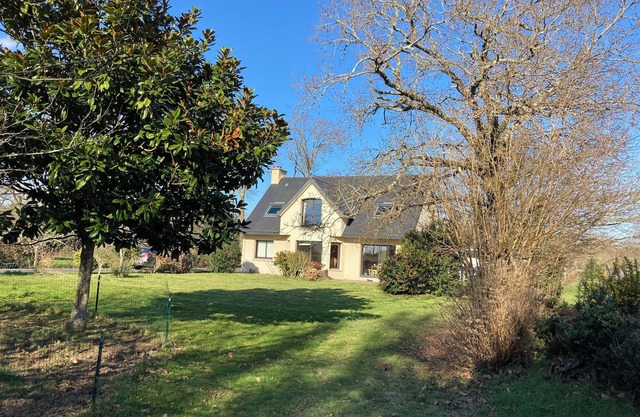 Spacious and bright house on large plot 10 min walk from Pont L' Abbé