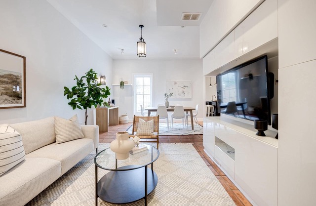 Spacious and Charming Modern 3-bedroom house in Leslieville w/Hot Tub