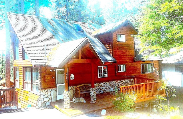 Spacious and cozy cabin with proximity to beaches and casinos!
