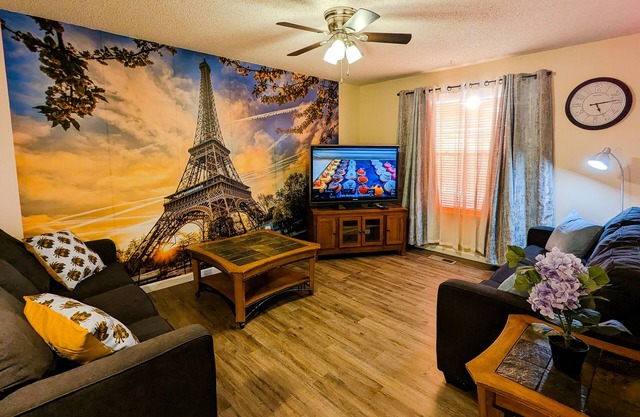 Spacious and comfortable 3 bedrooms house in the heart of Overland Park