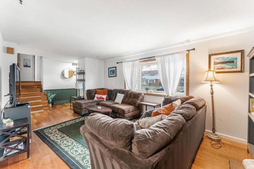Spacious and Comfy Close to Everything Backyard