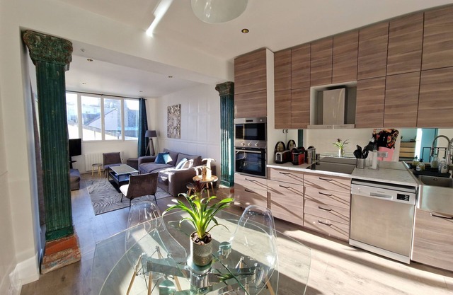 Spacious and bright atypical apartment with garden in a very good location