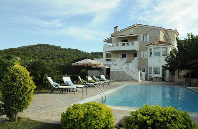 Spacious And Luxurious Villa Close Proximity To The Beach