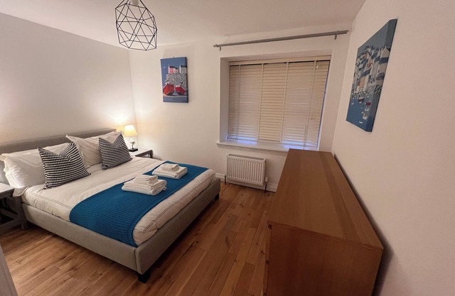 Spacious and Modern 3 Bedroom 1 Bathroom Apartment Near Art School, City Centre