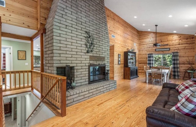Spacious and secluded cabin, backs forest and hiking trails