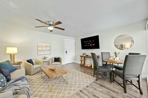 Spacious and Stylish Apartment right by AT&T Stadium!