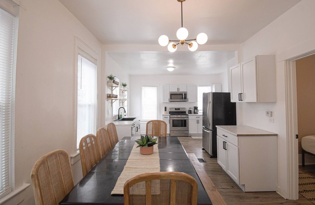 Spacious and Trendy 5 Bedroom near Great Lakes and Six Flags