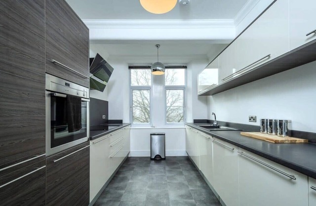 Spacious Apartment, 10 mins drive to Clifton