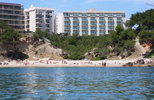 Spacious apartment. 100m from the beach, private garden, sea view