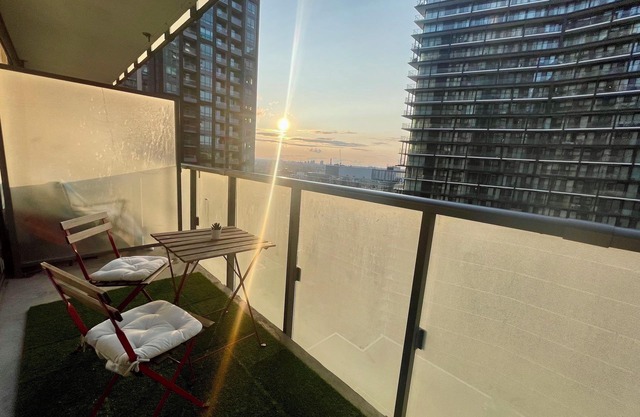 Spacious apartment in the heart of Toronto! Close to historic & touristic sites.