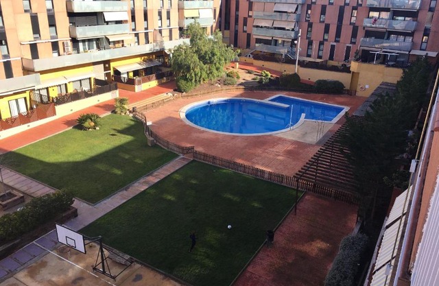 Spacious Apartment in Terrassa with Shared Pool, 85 m²