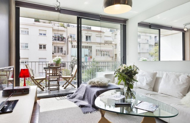 Spacious apartment near Teknon with small terrace for 4 people - WiFi
