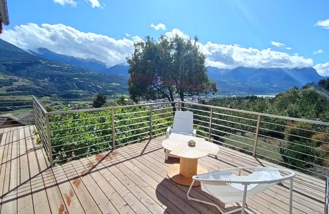 Spacious apartment with magnificent view and terrace, on the 1st floor of a villa.