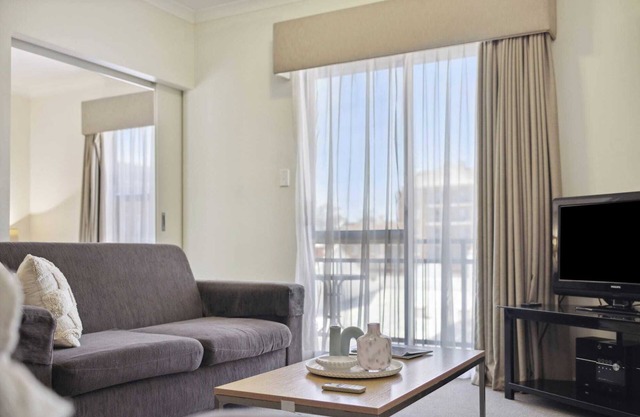 Spacious Apt in Northbridge with Pool