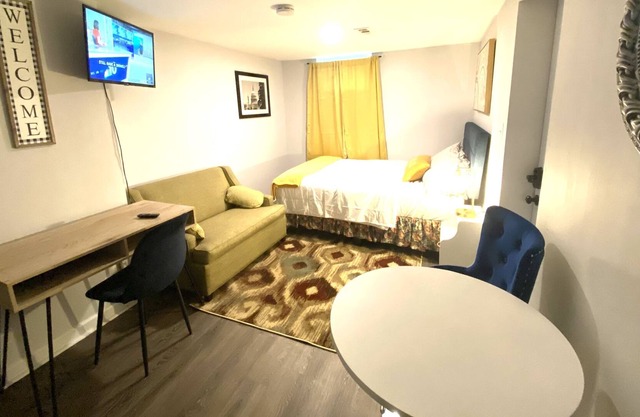 Spacious Basement Apt W/Private entranc Near Metro
