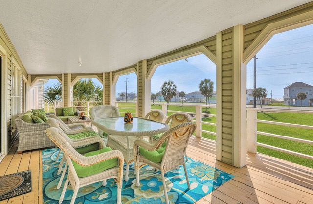 Spacious beach home with full kitchen, washer/dryer, big balcony & great views