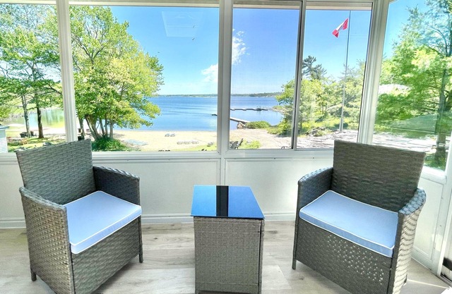 Spacious beach house with stunning lake views in Georgian Bay
