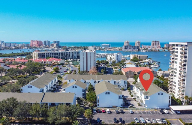 Spacious Beach Townhouse w Pool & short Walk to the Beach! 30 Day+ Rental