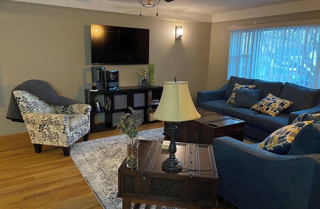 Spacious Beautiful Omaha Retreat - 2BR/1BA Apartment with All-Inclusive